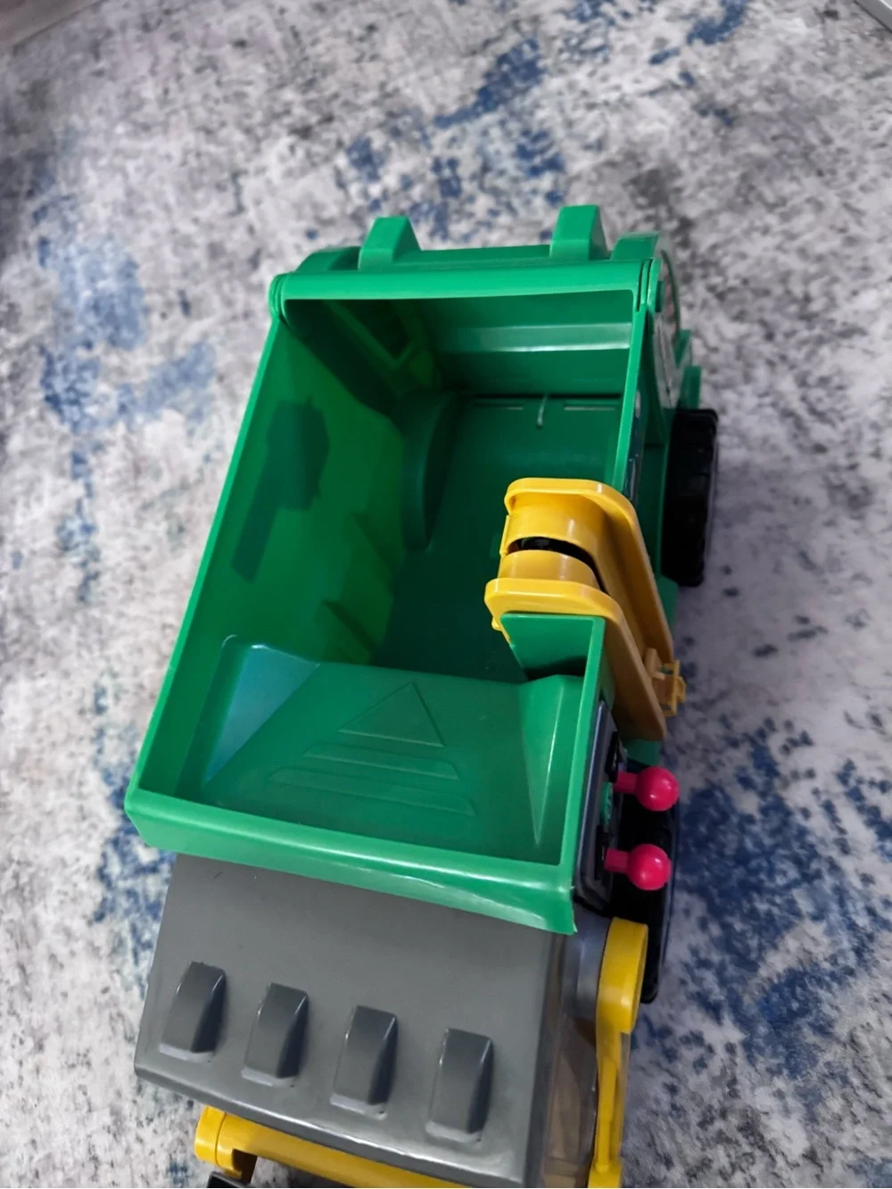 N/A green toy